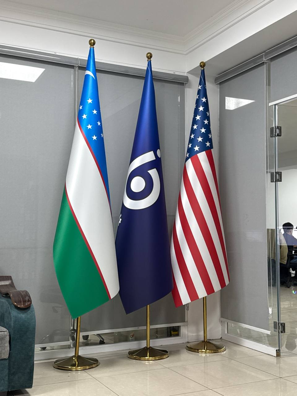 Государственные и корпоративные флаги в переговорной